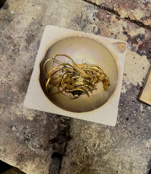 Goldkette liegt im Schmelztiegel